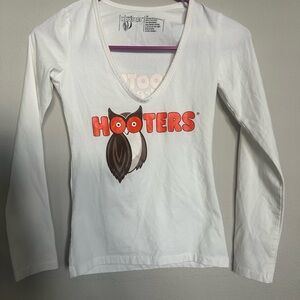 Hooters Long Sleeve Graphic V-Neck Tee